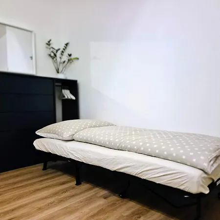 Klidny V Rodinnem Dome V Blizkosti Centra Lägenhet