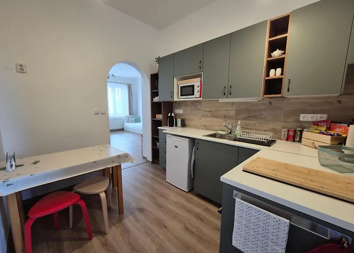 Klidny V Rodinnem Dome V Blizkosti Centra Lägenhet